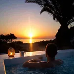 α Peaceful Seafront Escape In Santorini- Sonus Mare Vila Vourvoúlos