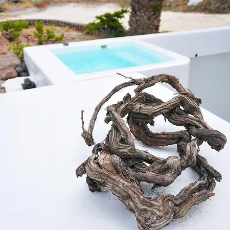 Peaceful Seafront Retreat In Santorini -Sonus Mare Beach Houses
