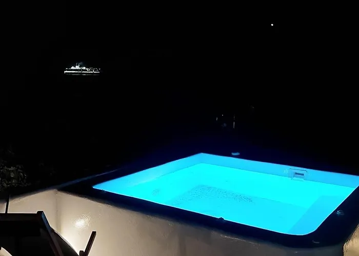 α Peaceful Seafront Escape In Santorini- Sonus Mare Villa