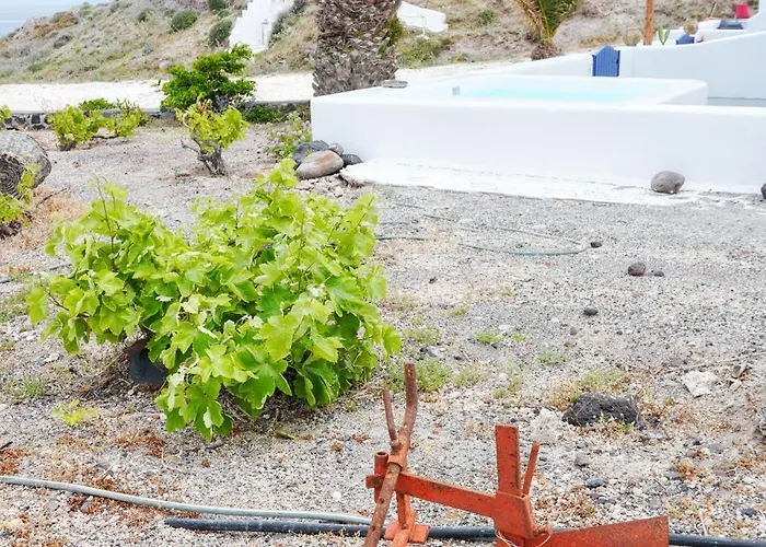 α Peaceful Seafront Escape In Santorini- Sonus Mare Vourvoúlos