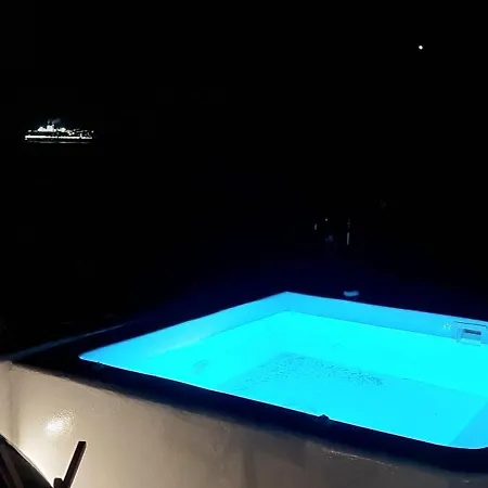 α Peaceful Seafront Escape In Santorini- Sonus Mare וילה