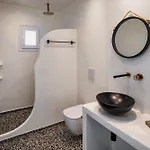 α Peaceful Seafront Escape In Santorini- Sonus Mare Villa Vourvoúlos